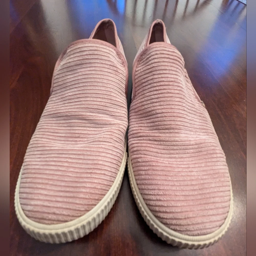 Tom's women's Heritage slip on sneakers / flats in light mauve corduroy, size 9